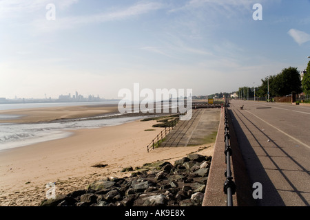Liverpool Stadt auf die Skyline und den Mersey River von Egremont Strand und Promenade, Wallasey, Wirral, England Stockfoto