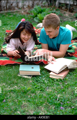 Japanischer Student & US-Host, Alter 18 Englisch lernen in seinem Hof. St Paul Minnesota USA Stockfoto