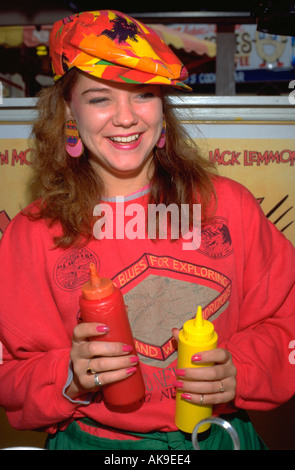 State fair Kellnerin Alter von 19 Jahren mit Ketchup & Senf in jeder Hand. St Paul Minnesota USA Stockfoto