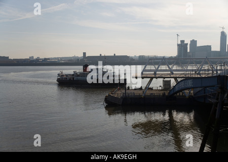 Mersey Ferry am Seacombe Fuß Terminal mit der Stadt von Liverpool in der Ferne, England Stockfoto