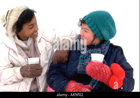Koreanisch / Uhr & African Am. Freund Alter 13 & 11 mit Kakao Rodeln. St Paul Minnesota USA Stockfoto