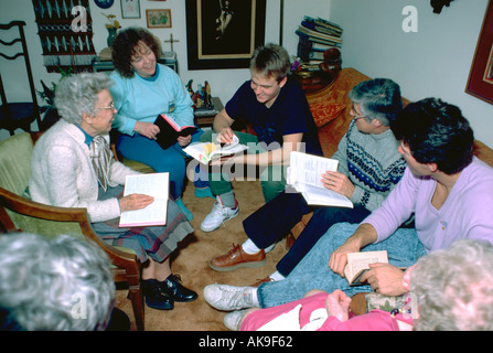 Presbyterianischer Minister Alter 55 lesen Bibel zu seiner Familie. Western Springs, Illinois USA Stockfoto