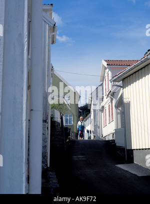 Malerische weiße bemalte alte Holzhäuser in einer Seitenstraße, Kragerø, Telemark, Norwegen. Stockfoto
