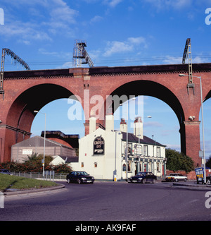 Die "Crown Inn" unter Mersey Eisenbahn-Viadukt, Stockport, größere Manchester, England, UK. Stockfoto