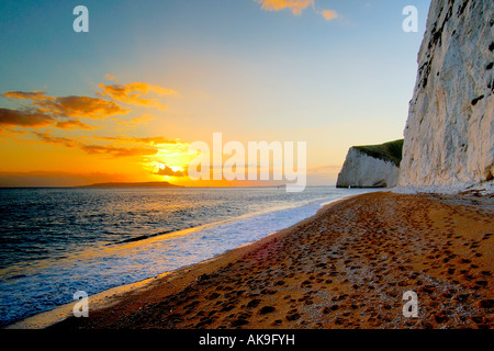 Sonnenuntergang auf der Dorset coast aussehende West von Swyre in Richtung Fledermäuse Kopf und Isle of Portland am Horizont Stockfoto