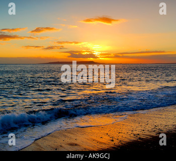 Sonnenuntergang an der Küste von Dorset Blick auf das Meer von der Basis des Swyre Head mit der Isle of Portland am Horizont Stockfoto