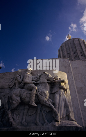 Skulptur an der Seite des Sonnenuntergangs mit der Pioneer gold-Statue an der oberen Salem Oregon State USA Oregon State Capitol building Stockfoto