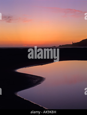 Yaquina Head Lighthouse Sonnenuntergang entlang der Küste von Oregon von Agate Beach mit tidal Pool bei Sonnenuntergang in der Nähe von Newport Oregon State USA Stockfoto