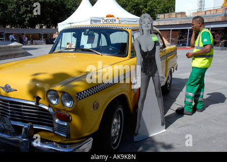 Alte gelbe Kabine mit Marilyn Monroe schwarz / weiß Poster Place Saint Sulpice Paris Frankreich Stockfoto