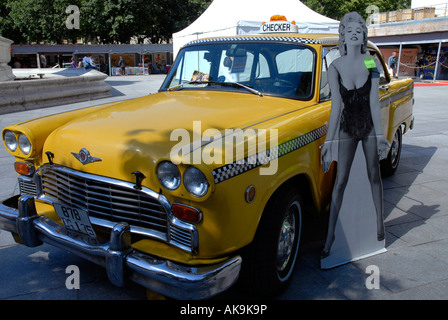 Alte gelbe Kabine mit Marilyn Monroe schwarz / weiß Poster Place Saint Sulpice Paris Frankreich Stockfoto