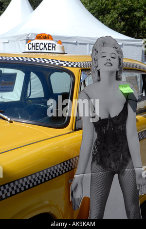 Alte gelbe Kabine mit Marilyn Monroe schwarz / weiß Poster Place Saint Sulpice Paris Frankreich Stockfoto