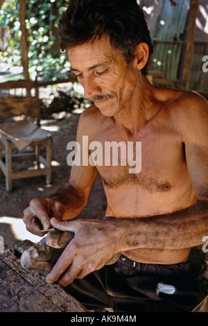 Kubanische Schnitzer Schnitzen in seiner heimischen Werkstatt in Baracoa Kuba Stockfoto