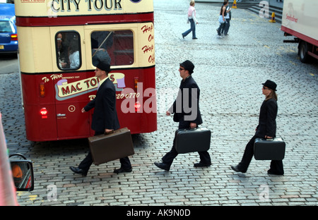 Edinburgh Festival Fringe zwei Männer eine Frau überqueren Sie die Straße mit Koffern Schottland UK Europäischen Stockfoto