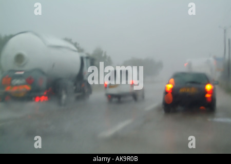 Fahrzeuge fahren in Südfrankreich Regen Stockfoto