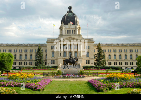 Provinzielle Hauptstadt Legislative Building Regina Saskatchewan Kanada und Queen Elizabeth II Centennial Gärten und statue Stockfoto