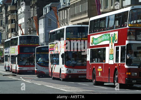 Linie von Bussen auf Princes Street Edinburgh Schottland UK Europäischen Stockfoto