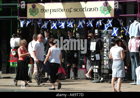 Edinburgh Schottland UK auf Princes Street Kilt Shop einkaufen Stockfoto