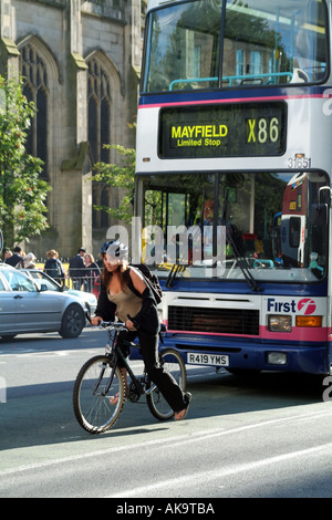 Rush Hour junge Frau Radfahrer radeln geschäftigen Princes Street Edinburgh Schottland UK Stockfoto