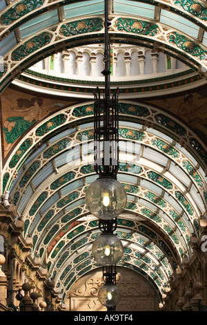 Glasdach und Lampen in der Grafschaft Arkade in Victoria Quarter Leeds West Yorkshire England Stockfoto