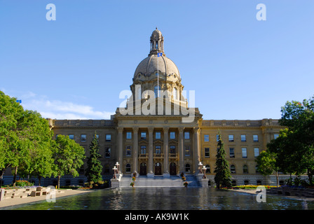 Provinzielle Hauptstadt Edmonton Alberta Kanada Legislative Building designed by Allan Merrick Jeffers und Reflexion Pool in foregro Stockfoto