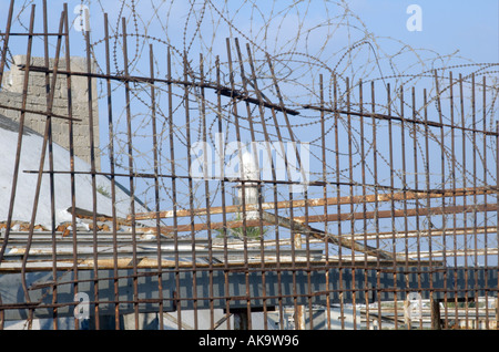 Israel-Tel Aviv - Jaffa-Turm von El Baher Moschee in der Altstadt von Jaffa als gesehen wie gesehen durch Stacheldrahtzaun Konzeptbild Stockfoto