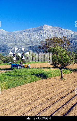 Landwirtschaftliche Tätigkeit mit einem Traktor auf der Lassithi Hochebene im östlichen Kreta Griechenland Stockfoto