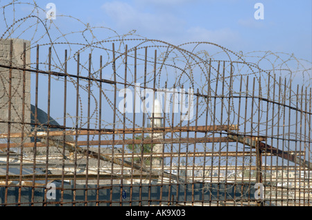 Israel-Tel Aviv - Jaffa-Turm von El Baher Moschee in der Altstadt von Jaffa als gesehen wie gesehen durch Stacheldrahtzaun Konzeptbild Stockfoto