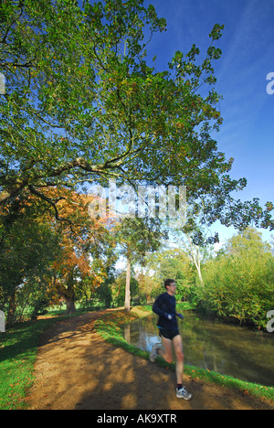 OXFORD University Student joggen durch den Fluss Cherwell in Christ Church Meadow Stockfoto