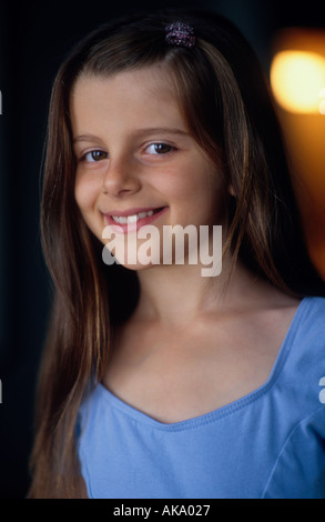 Porträt eines acht Jahre alten Mädchen mit Zuversicht in die Kamera Lächeln Stockfoto
