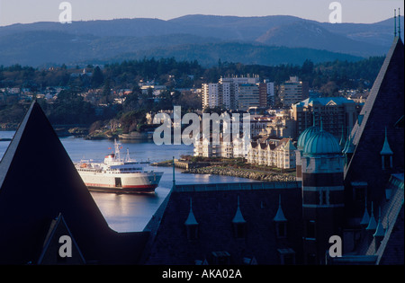 Victoria Harbour in British Columbia Kanada Empress Hotel Dachlinie im Vordergrund Stockfoto