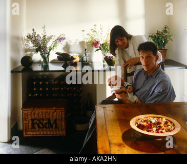 Monty & Sarah Don mit baby Stockfoto