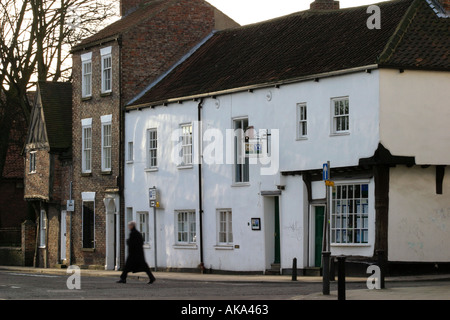 Morgensonne Fänge malerische Anwesen an der North Street York Stockfoto