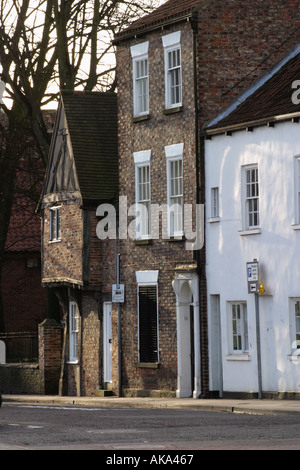 Morgensonne Fänge malerische Anwesen an der North Street York Stockfoto