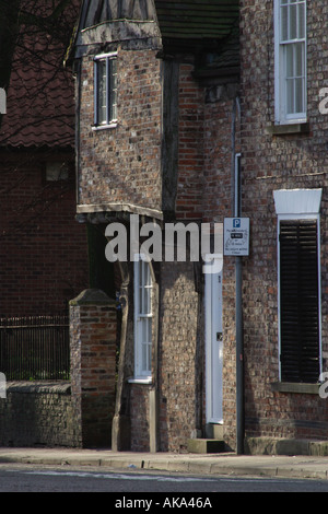 Morgensonne Fänge malerische Anwesen an der North Street York Stockfoto