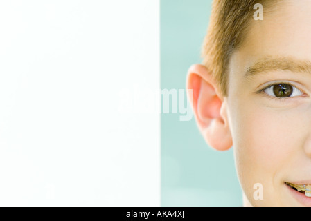 Verkürzten Blick auf junge, Lächeln, Porträt Stockfoto