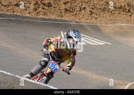 Kleiner Junge ein BMX Rad Rennen auf einem Wettbewerb Gleiskreis Stockfoto