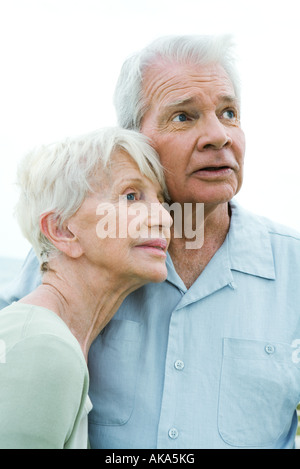 Älteres Paar auf der Suche, um zu distanzieren, Porträt Stockfoto