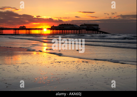 Cromer Pier bei Sonnenuntergang an der Küste von Norfolk Stockfoto