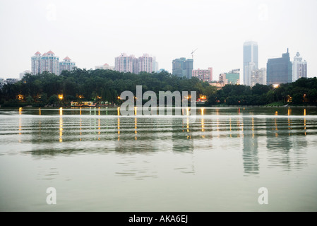 China, Provinz Guangdong, Guangzhou, Blick auf die Wolkenkratzer in Ferne Stockfoto
