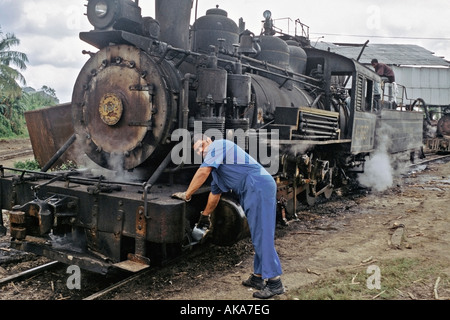 Alte amerikanische Dampflokomotiven sind noch im Einsatz bei dieser kubanischen Zuckerfabrik in Cabañas Provinz von La Habana Cuba Stockfoto