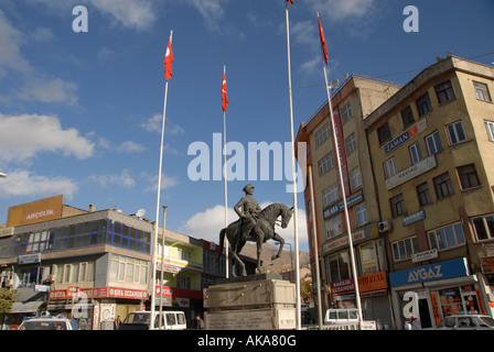 Mustafa Kemal Atatürk-Statue auf dem Hauptplatz in der Stadt Hakkari nahe der türkisch-irakischen Grenze, Südosten der Türkei Stockfoto