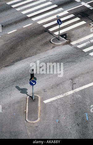 Zebrastreifen und Verkehr Pfeile, erhöhte Ansicht Stockfoto