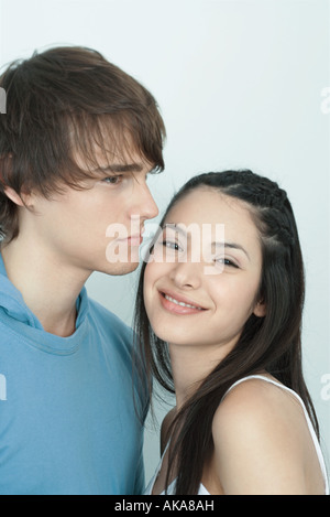 Junges Paar, Frau, Mann, lächelt in die Kamera,, gelehnt Porträt Stockfoto