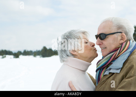 Älteres paar stehen von Angesicht zu Angesicht, küssen, Seitenansicht Stockfoto