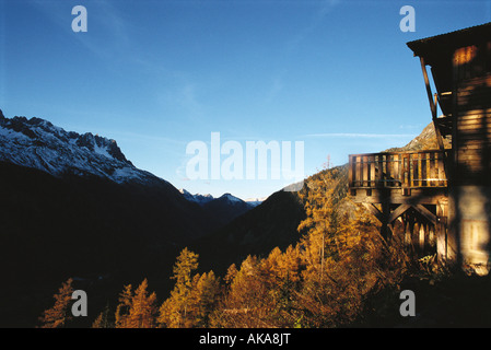 Holz Hütte in bergiger Kulisse Stockfoto