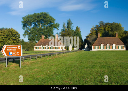 Runnymede Gedenkstätten und Straße unterzeichnen Windsor Straße alte Windsor Berkshire England UK Stockfoto