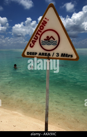 Malediven-Warnschild am Strand von Sun Island resort Stockfoto