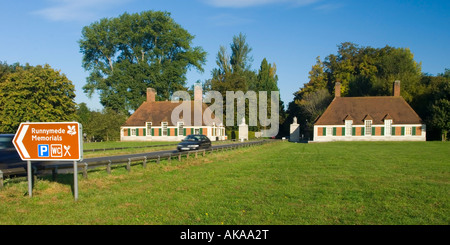 Runnymede Gedenkstätten und Straße unterzeichnen Windsor Straße alte Windsor Berkshire England UK Stockfoto