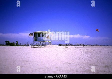 Ein Kite fliegt über eine Strandwache auf Long Beach, Los Angeles Stockfoto