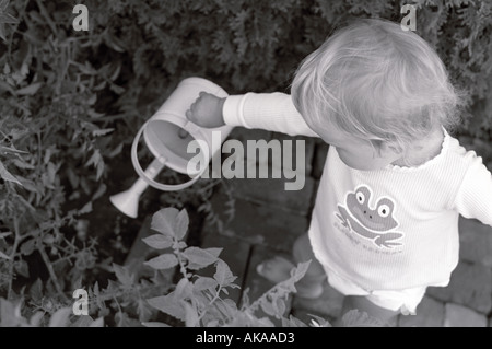 Kleine Mädchen Bewässerung Pflanzen Stockfoto